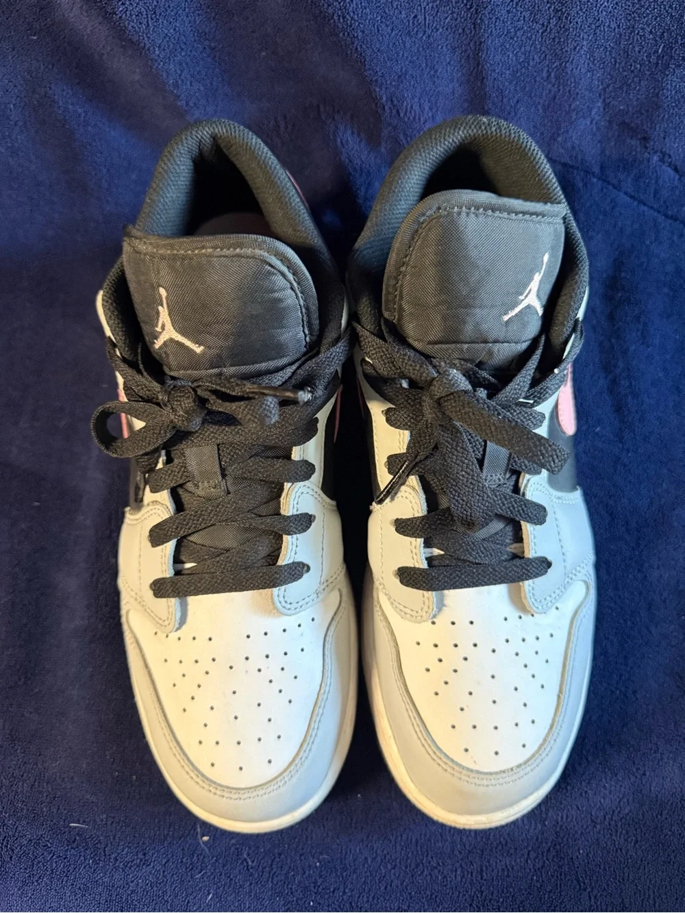 Nike Kids Low-Top Sneakers in Black, Light Gray & Pink Swoosh